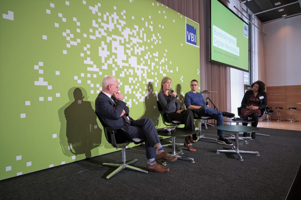 Jürgen Barke, Constanze Kurz, Ben Stock mit Moderatorin Sarah Sassou vom Saarländischen Rundfunk (v. l.)während des Panels zur Datensicherheit.  